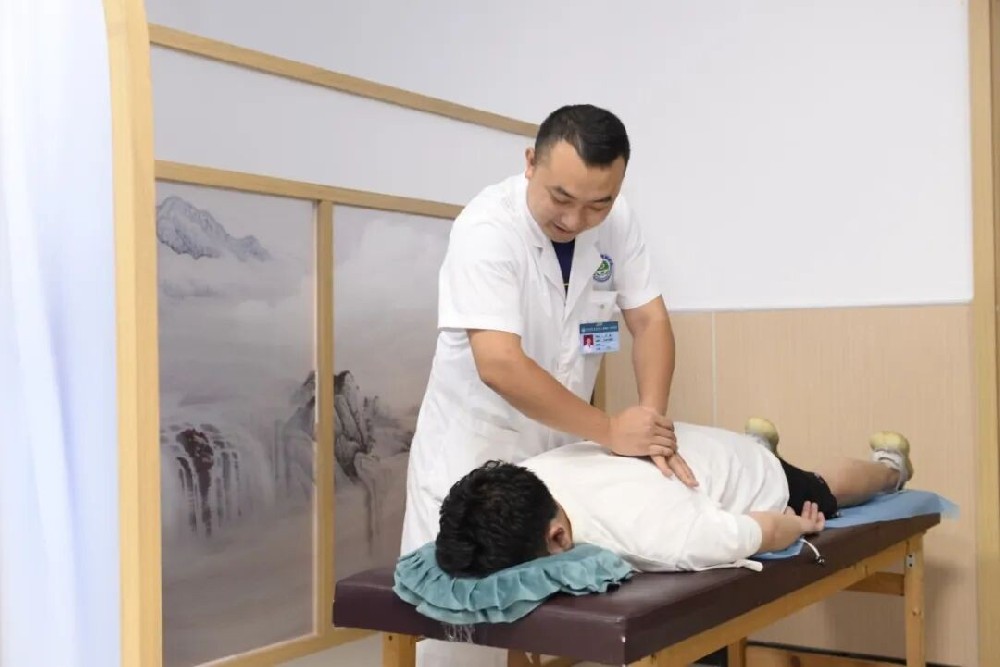 久坐族必看：中医骨伤科给你的“护腰锦囊”
