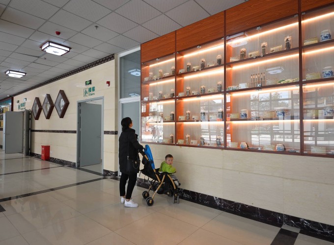 南环路院区-中医药展示柜
